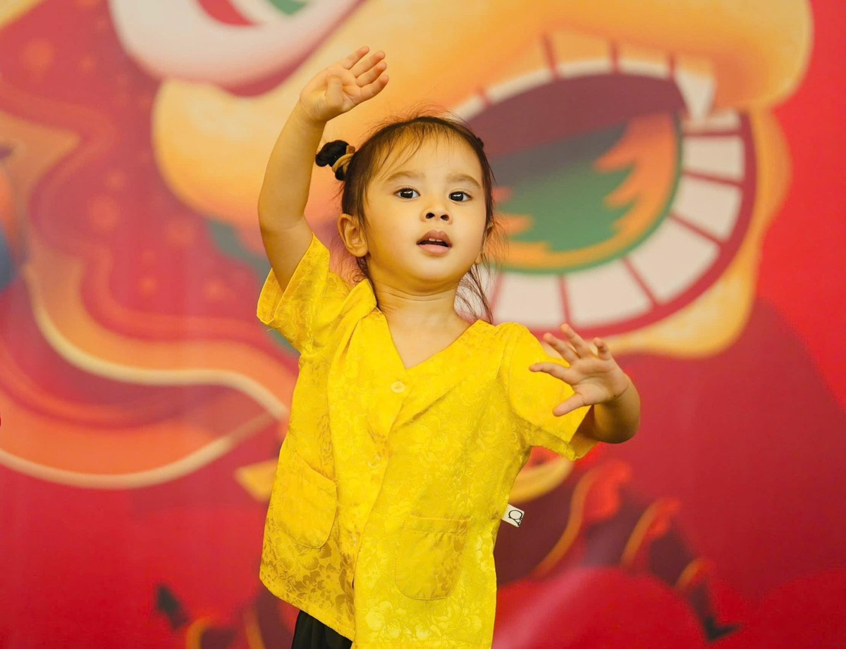 Những khoảnh khắc đời thường cho thấy bé Misumi có nét ngọt ngào, tinh nghịch, lúc cười rạng rỡ, lúc lại trầm lắng, đáng yêu theo cách rất tự nhiên. Ảnh: FB Misumi.