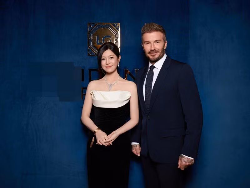 Trần Nghiên Hy rạng rỡ, quyến rũ bên David Beckham tại một sự kiện. Ảnh: Weibo Trần Nghiên Hy.
