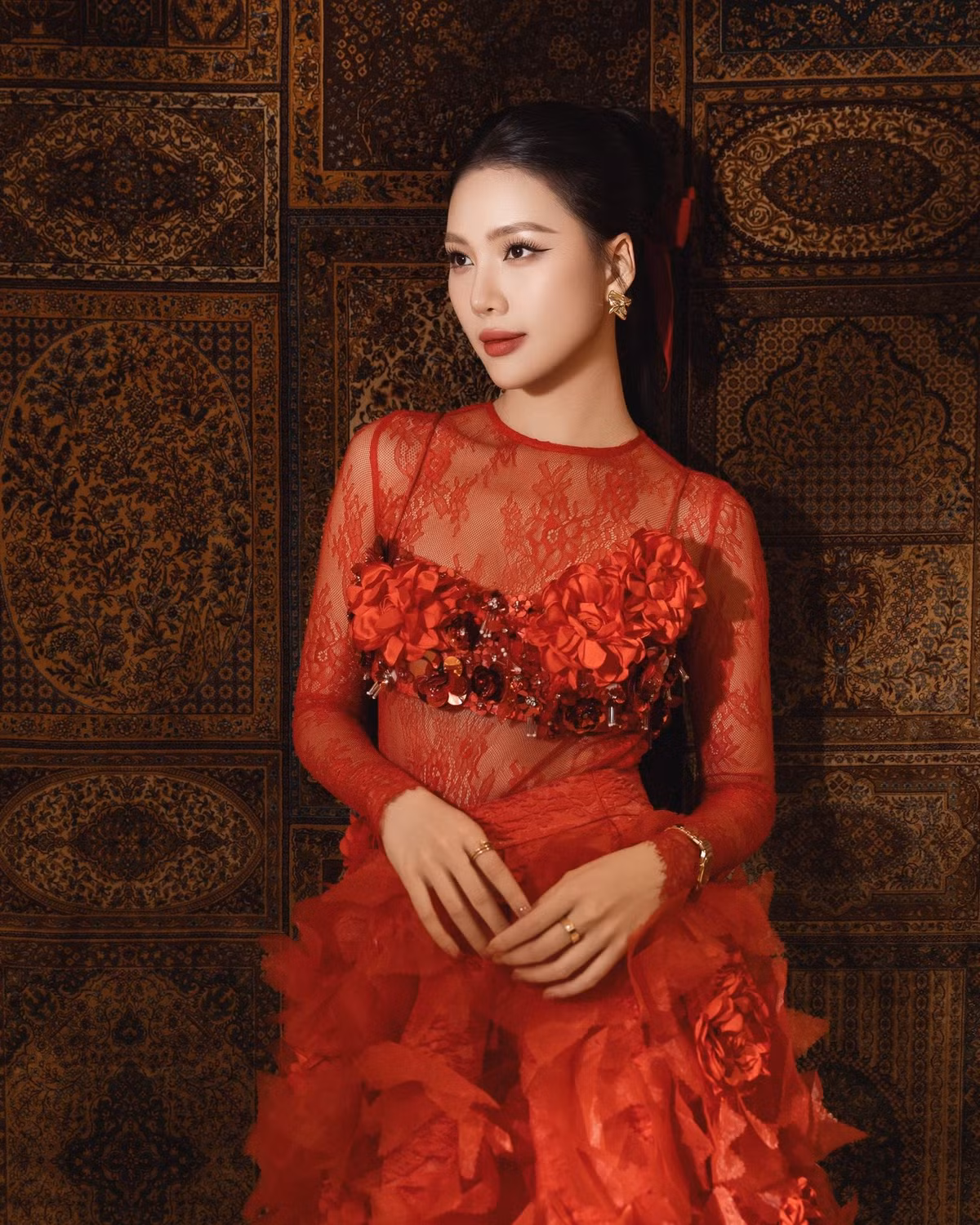 Hoa hậu Bùi Quỳnh Hoa xuất hiện tại sự kiện giải trí với diện mạo chỉn chu, sang trọng. Thần thái tự tin cùng phong cách thanh lịch giúp nàng hậu ghi điểm giữa dàn khách mời.