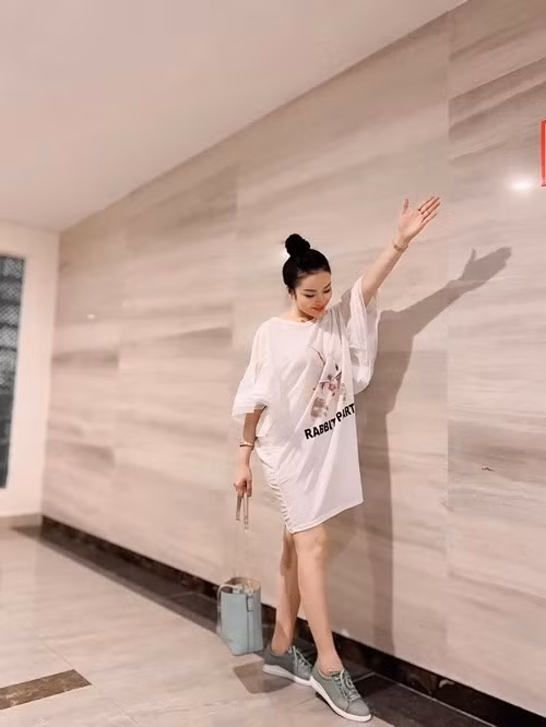 Ở đời thường, Tân Nhàn ăn mặc gợi cảm. Trong khi đó, trên sân khấu, cô chuộng váy áo kín đáo, thanh lịch. Ảnh: FB Tân Nhàn.