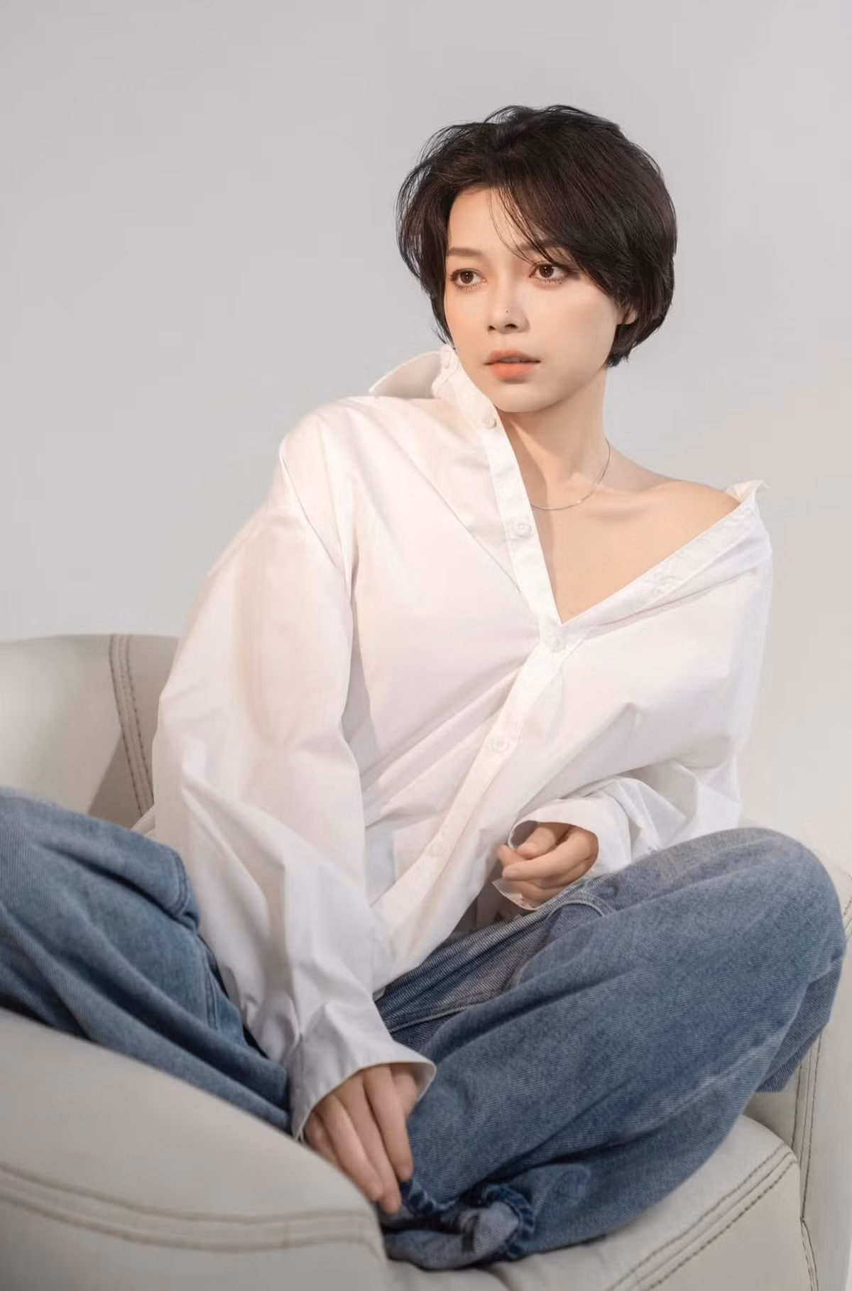 Nữ diễn viên phim Tử chiến trên không chuộng lối trang điểm thiên về tông tự nhiên – trong veo, nhấn nhẹ vào đôi môi hồng đất và má ửng, giúp tổng thể gương mặt cuốn hút hơn.