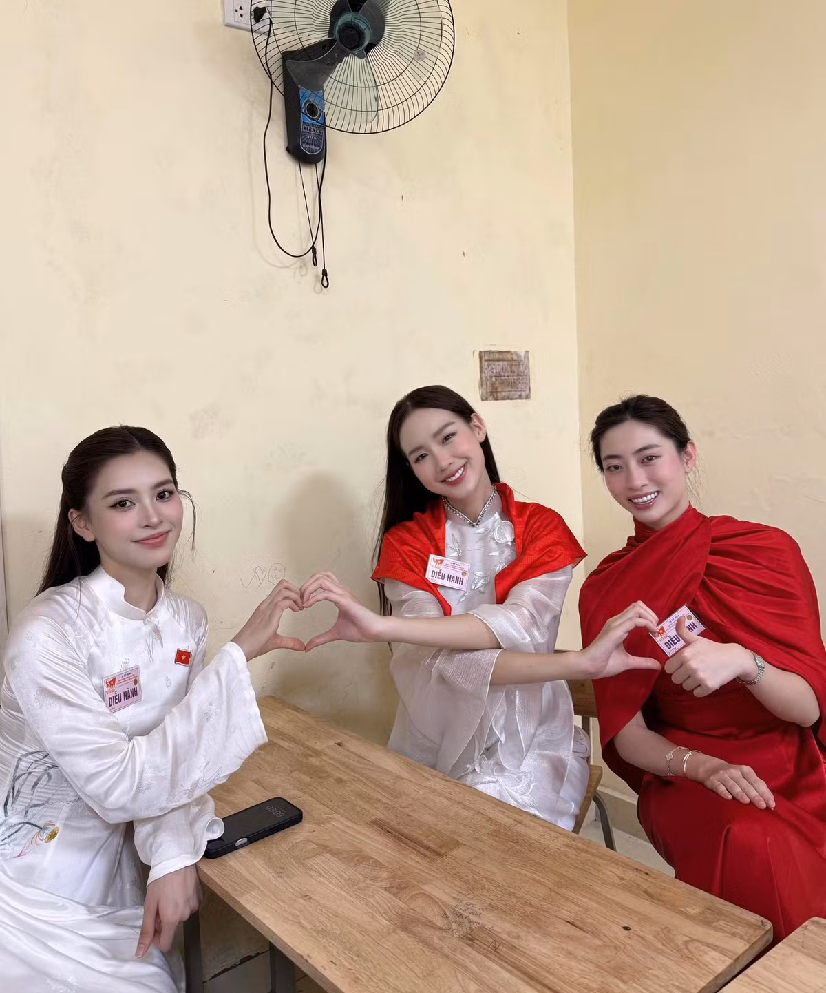 Các hoa hậu: Bảo Ngọc, Tiểu Vy và Lương Thuỳ Linh háo hức và sẵn sàng cho buổi tổng duyệt. Ảnh: FB Bảo Ngọc.