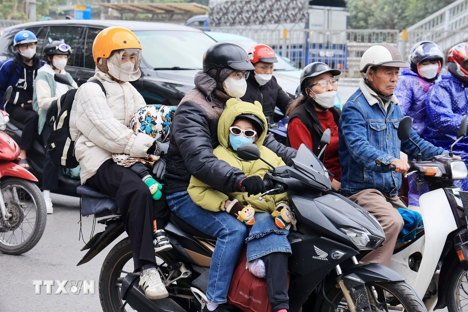 Người dân các tỉnh giáp Hà Nội ùn ùn quay trở lại thành phố sáng 4/1 trên quốc lộ 1A cũ. (Ảnh: Quốc Khánh/TTXVN)