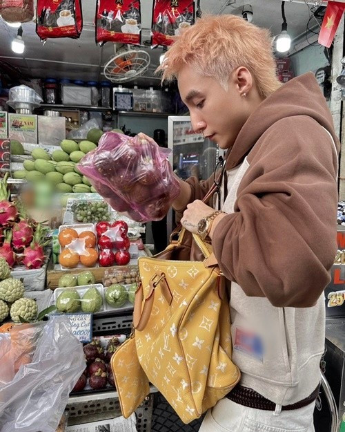 Tháng 5/2025, Sơn Tùng M-TP gây chú ý khi đựng hoa quả trong chiếc túi hiệu gần 300 triệu đồng. Ảnh: FB Sơn Tùng M-TP.