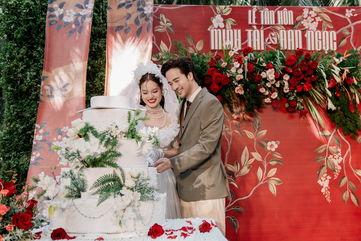 Vợ chồng Đoàn Minh Tài thực hiện các nghi lễ cưới. Ảnh: FB Đoàn Minh Tài.