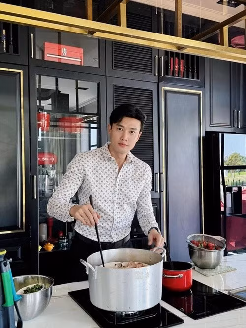 Nam diễn viên điển trai tiết lộ anh tự đi chợ và nấu nướng mà không cần ai hỗ trợ. Ảnh: Saostar.