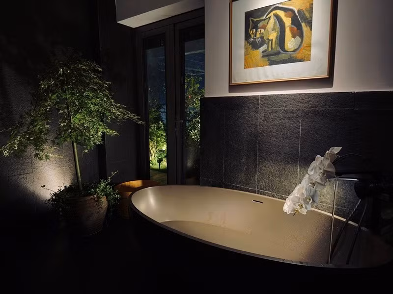 Trở về nhà sau một ngày bận rộn, Hồng Nhung đọc sách trong bồn tắm. Ảnh: FB Hồng Nhung.