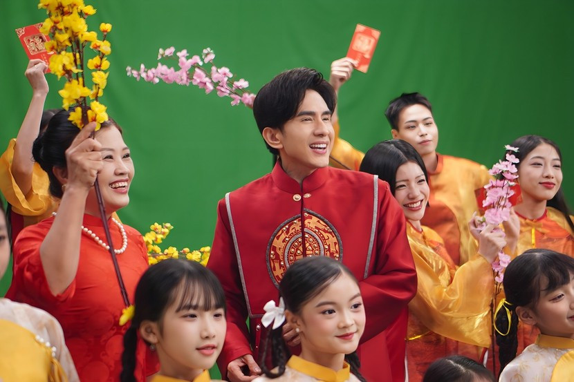 Đan Trường thực hiện MV Tinh hoa Tết Việt. Theo An Ninh Thủ Đô, bài hát do Nguyễn Thương sáng tác, mang không khí tươi vui, rộn ràng. Ảnh: An Ninh Thủ Đô.