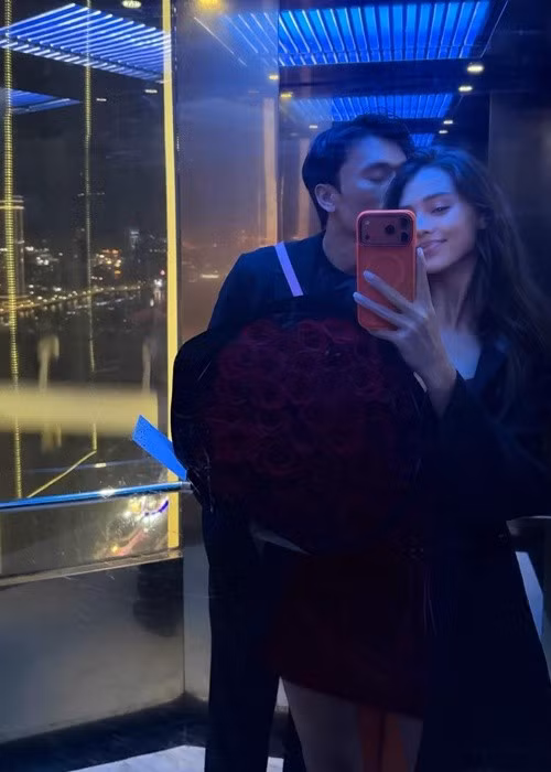 Vợ chồng nam thủ môn vẫn mặn nồng như thuở mới hẹn hò. Dịp Valentine 2026, cả hai thoải mái chụp ảnh selfie tình tứ trong thang máy. Ảnh: FB Bùi Tiến Dũng.