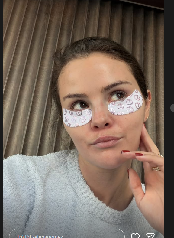 Giao thừa, nữ ca sĩ Selena Gomez khoe loạt ảnh xem phim, chăm sóc làn da tại nhà. Tháng 9/2025, cô đã kết hôn với Benny Blanco. Hiện tại, Selena có giá trị tài sản ròng lên đến 1,3 tỷ USD. Ảnh: Instagram Selena Gomez.