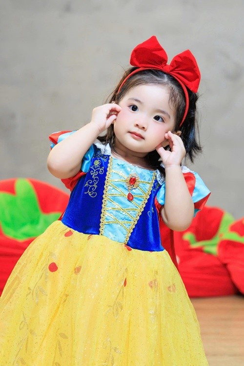 Lisa – con gái út của Khánh Thi và Phan Hiển – gây ấn tượng với gương mặt xinh xắn cùng biểu cảm sinh động đúng độ tuổi. Ảnh: FB Kubi Anna Lisa.
