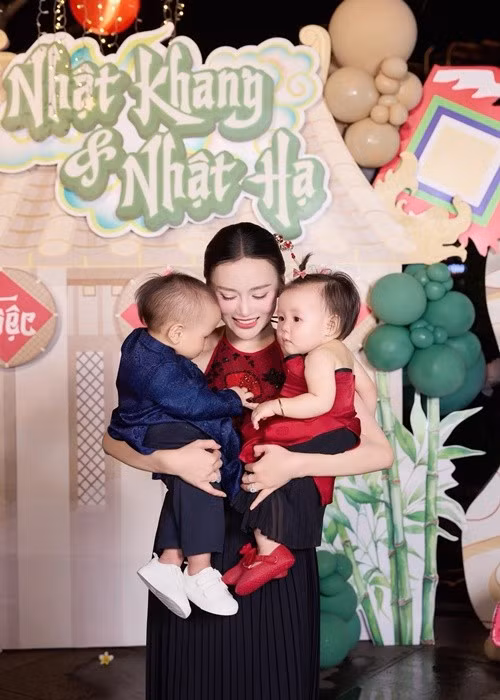 “Mẹ chọn chủ đề “Vietnam my home” để mong rằng mai này, dù các con ở bất cứ đâu, vẫn luôn nhớ về cội nguồn, về nơi bố mẹ đã dành trọn trái tim để xây dựng tổ ấm này cho các con”, Phương Oanh nhắn nhủ các con.