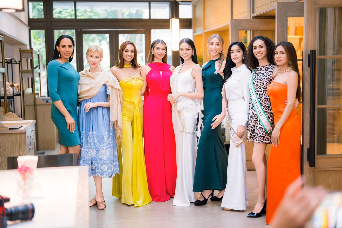 Tiffany hiện tại là một trong những thí sinh mà Hà Tâm Như (thứ 5 bên phải) phải dè chừng ở Miss International Queen 2025. Ảnh: FB Hà Tâm Như.