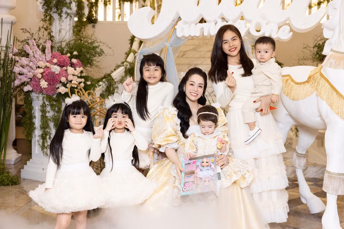 Diễn viên Vân Trang đưa các con đến chung vui trong tiệc sinh nhật bé Julia. Ảnh: FB Nhật Kim Anh.