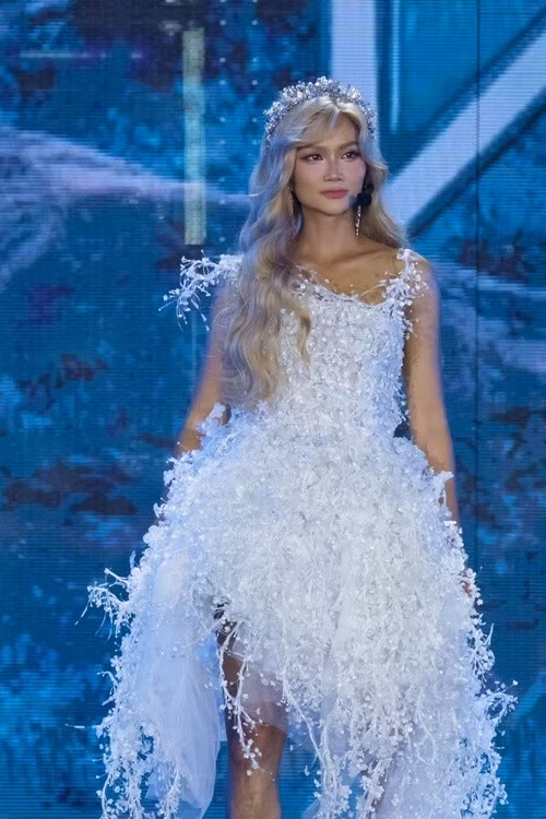 Hồi tháng 4/2025, dù bầu bí, cô vẫn nhảy múa trong concert Chị đẹp. Ảnh: FB H'hen Niê.