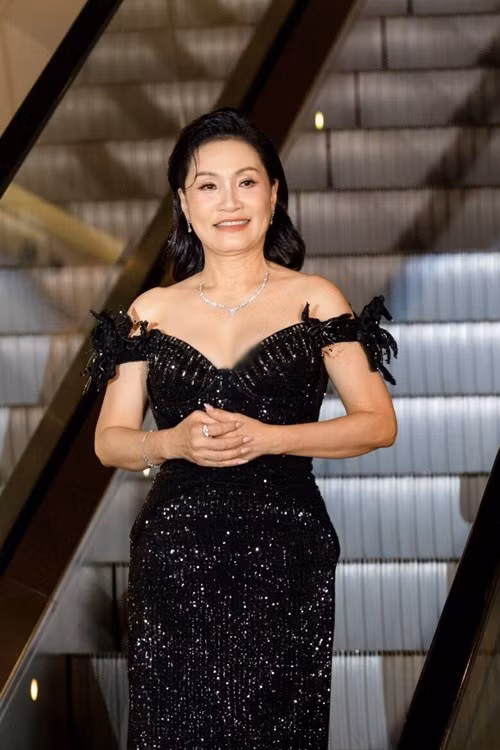 Hồng Đào bén duyên với sân khấu từ khi còn là sinh viên Trường Cao đẳng Sân khấu – Điện ảnh TP HCM. Năm 1982, khi đang học năm thứ hai, chị tham gia vở Đêm họa mi. Sau khi tốt nghiệp năm 1983, chị tiếp tục góp mặt trong nhiều vở kịch như “Tôi chờ ông đạo diễn”, “Ngôi nhà không có đàn ông”, “Giấc mộng kê vàng”. Ảnh: Phụ Nữ Thủ Đô.