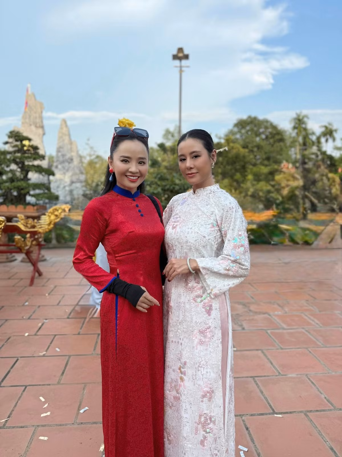 Hoài An viết trên trang cá nhân: "“Năm nay đi sớm nên được vào hậu trường xem mọi người tất bật chuẩn bị xiêm y áo mũ trước giờ cúng Tế, được đi tung tăng khắp nơi chụp hình với những gương mặt thân thương, hoan hỷ trong lòng". Ảnh: FB Hoài An.