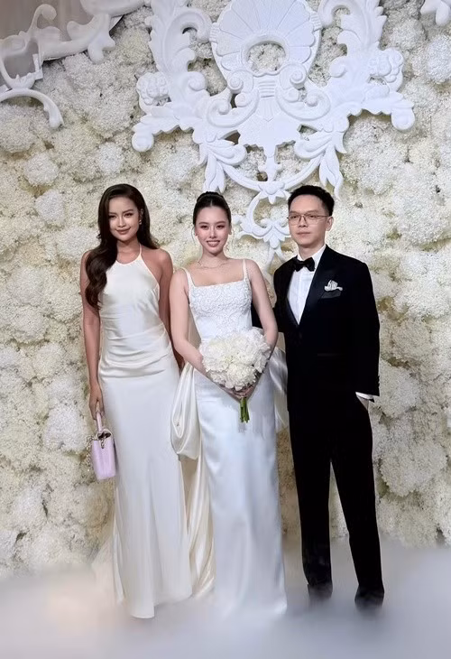 Hoa hậu Ngọc Châu đến chúc mừng Tâm Như lên xe hoa. Ảnh: FB Ngọc Châu.