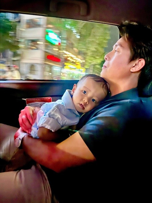 Vào tháng 5/2025, Hòa Hiệp thông báo có vợ con. Theo Vietnamnet, vợ Hòa Hiệp thuộc thế hệ 9x. Nam diễn viên tiết lộ hình ảnh con trai nhưng không chia sẻ danh tính bạn đời. Ảnh: FB Hòa Hiệp.