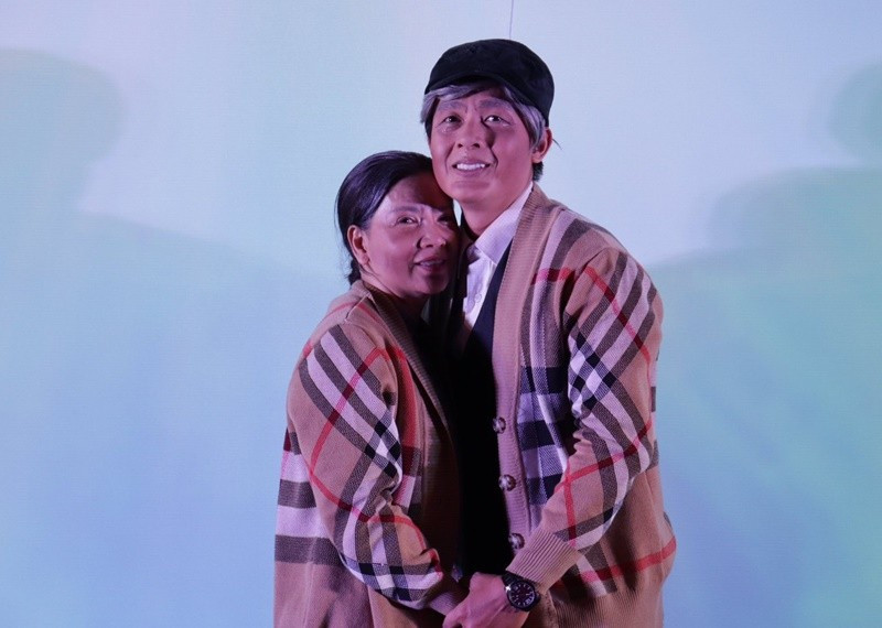 Hòa Hiệp đóng vai Khanh - anh cùng cha khác mẹ với Vy trong Mùi ngò gai. Theo VTV, nam diễn viên được lựa chọn nhờ nghệ sĩ Ngọc Trinh giới thiệu với ê-kíp. Sau Mùi ngò gai, Hòa Hiệp và Ngọc Trinh diễn kịch chung. Ảnh: FB Hòa Hiệp.