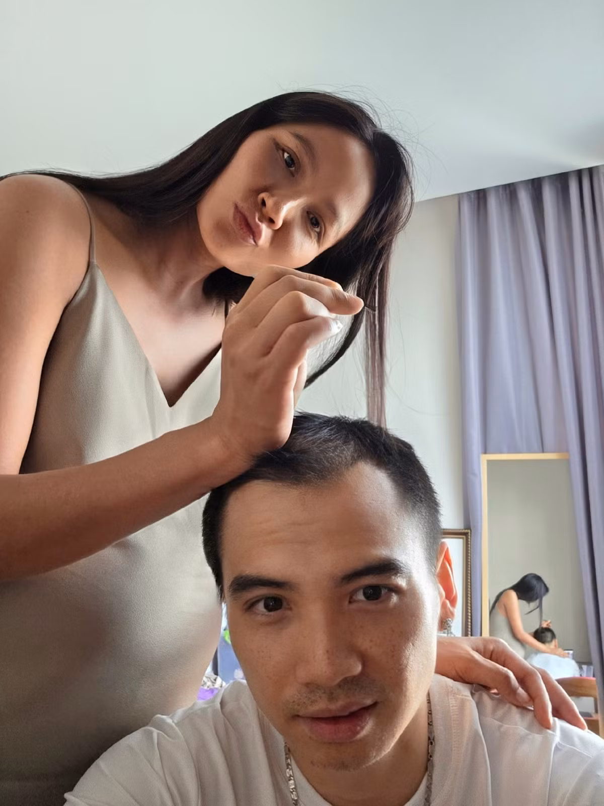 Tuấn Khôi - chồng H'hen Niê luôn quan tâm, chăm sóc nàng hậu.