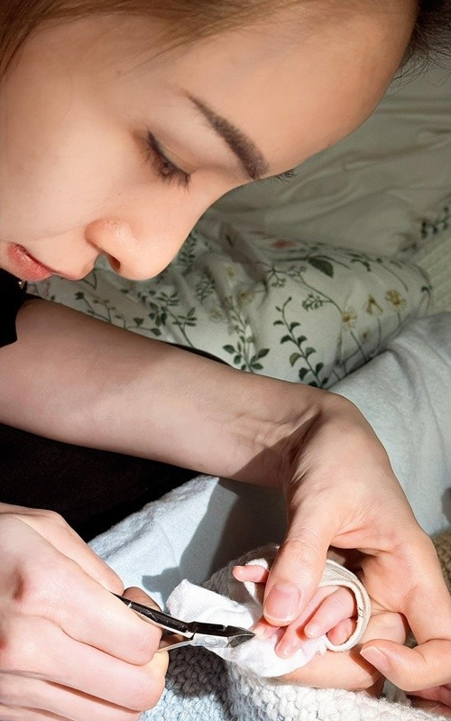 Gần đây, Diễm Hương thường xuyên đăng tải hình ảnh làm mẹ bỉm sữa lần 2. Nàng hậu chia sẻ về quý tử hơn 1 tháng tuổi, có tên thân mật Ong: "Có kinh nghiệm nuôi con trai 10 năm nhưng đúng là mỗi người con mỗi khác nhau. Anh hai dễ và ngoan, không bám mẹ nhưng sợ mẹ. Bé Ong khó hơn anh hai nhưng lại mến mẹ".