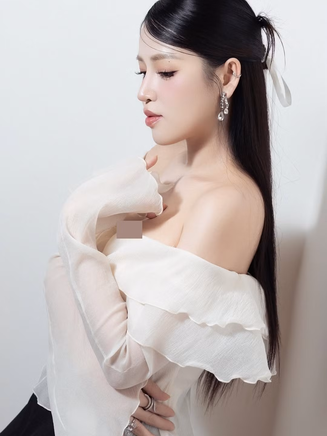 “Mỹ nhân làng hài Việt” chuộng trang phục gợi cảm khi xuất hiện trước công chúng. Ảnh: Instagram Puka.