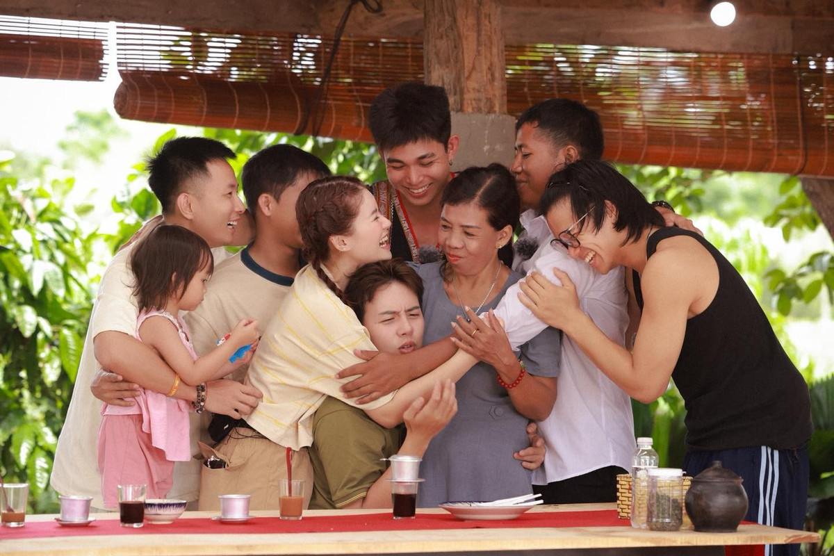 Nữ diễn viên chia sẻ trên Vietnamnet: "Với tôi, giá trị lớn nhất Gia đình haha mang lại là cảm giác bình yên. Chương trình cho tôi cơ hội sống chậm lại, kết nối với nhiều người và trải nghiệm những điều chưa từng thử. Mỗi thử thách, mỗi cuộc trò chuyện với người dân giúp tôi thấy cuộc sống rộng lớn, nhiều màu sắc hơn. Quan trọng nhất, tôi nhận ra hạnh phúc đôi khi đến từ những điều rất giản dị: một bữa cơm chung, một nụ cười hay một cái ôm ấm áp".Ảnh: FB Ngọc Thanh Tâm.