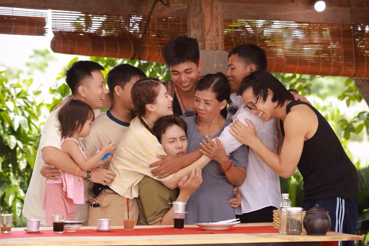 Nữ diễn viên chia sẻ trên Vietnamnet: "Với tôi, giá trị lớn nhất Gia đình haha mang lại là cảm giác bình yên. Chương trình cho tôi cơ hội sống chậm lại, kết nối với nhiều người và trải nghiệm những điều chưa từng thử. Mỗi thử thách, mỗi cuộc trò chuyện với người dân giúp tôi thấy cuộc sống rộng lớn, nhiều màu sắc hơn. Quan trọng nhất, tôi nhận ra hạnh phúc đôi khi đến từ những điều rất giản dị: một bữa cơm chung, một nụ cười hay một cái ôm ấm áp".Ảnh: FB Ngọc Thanh Tâm.