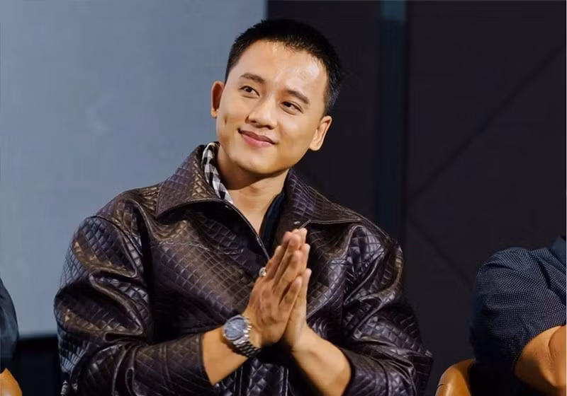 Mai Tài Phến từng thích chụp ảnh, đăng lên mạng xã hội. Tuy nhiên, một thời gian sau, anh không tập trung vào việc đăng hình trên mạng xã hội. “Tôi còn cảm thấy ngại khi chụp hình. Thay vào đó, tôi dành thời gian tập trung vào công việc. Điều này khiến tôi quên luôn chuyện chia sẻ lên Facebook hay chụp hình. Dần dần nó thành thói quen”, anh trải lòng. Ảnh: Đời Sống Pháp Luật.