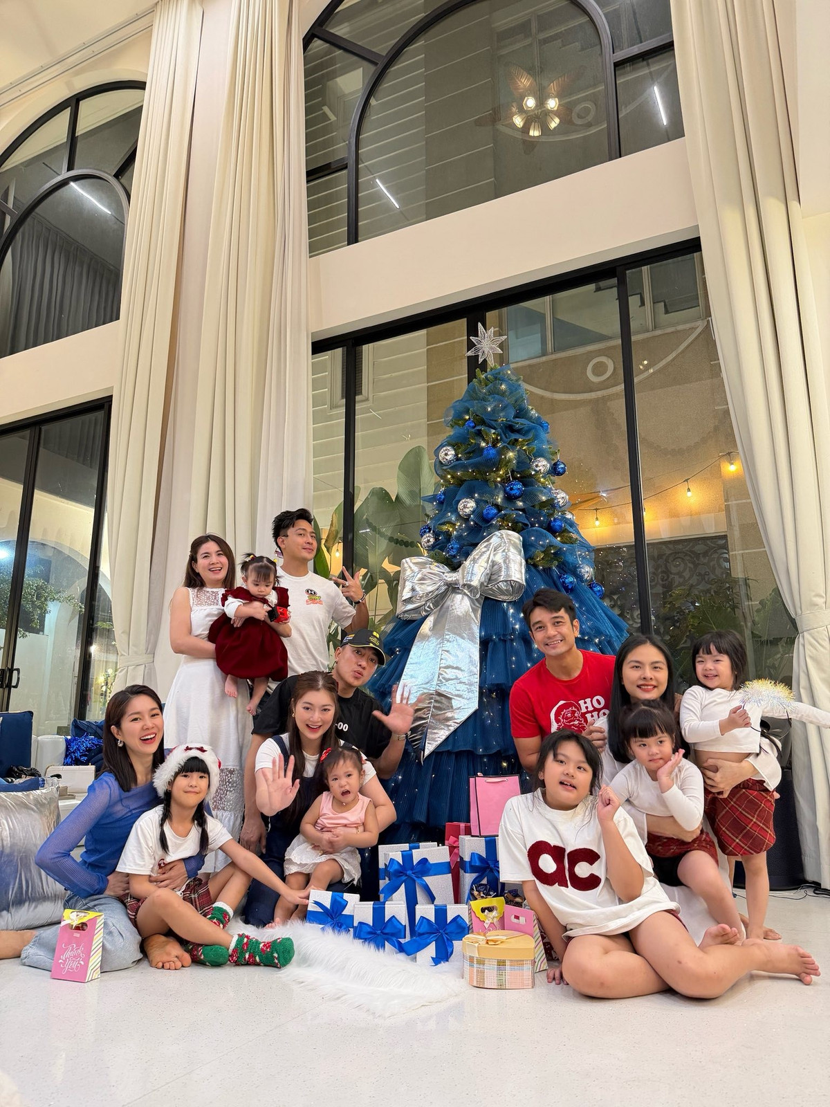 Kha Ly và Thanh Trúc đưa chồng con đến dự tiệc. Ảnh: FB Vân Trang.