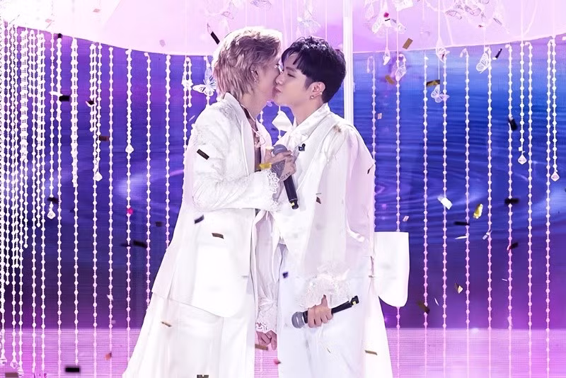 Cặp đôi đồng giới nắm tay, trao nhau nụ hôn ngọt ngào trước các khán giả. Ảnh: FB BB Trần.