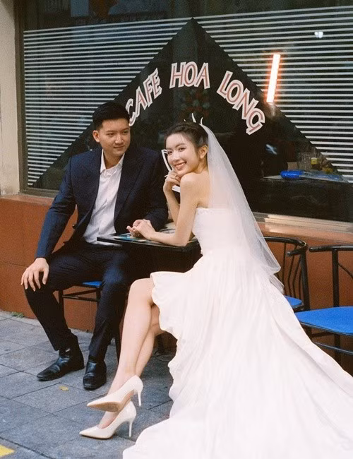 Ngọc Huyền kết hôn với Duy Minh cách đây 2 năm. Cặp đôi hiện tại vẫn tận hưởng cuộc sống vợ chồng son ngọt ngào.