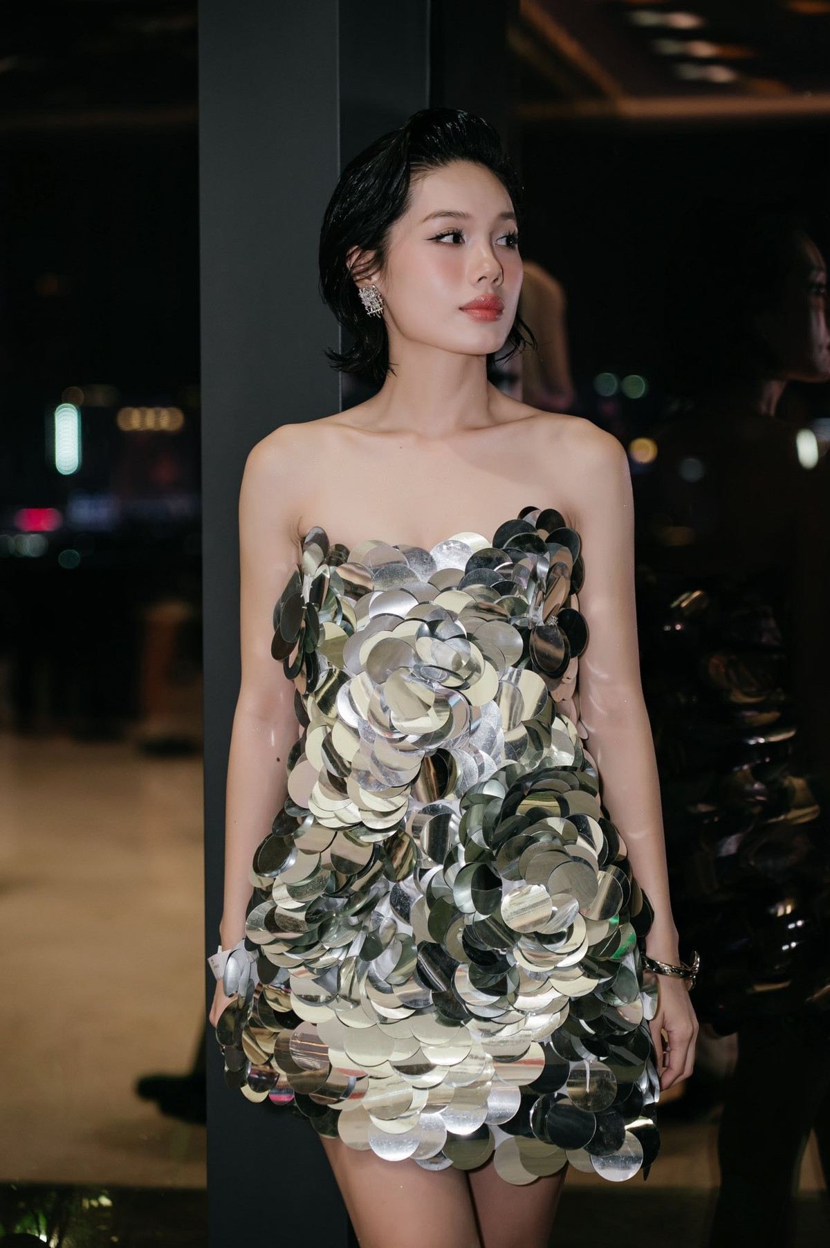 "Gần đây mọi người hay bàn tán tôi đi làm mũi, cắt nhân trung. Thực chất đây là mũi thật của tôi, mũi chẻ và không cắt nhân trung. Tôi thấy cũng nhiều người có mũi chẻ, nhưng do hiếm nên mọi người thấy lạ. Gia đình có tôi và mẹ đều sở hữu mũi chẻ", Znews dẫn lời Trâm Anh. Ảnh: FB Trâm Anh.