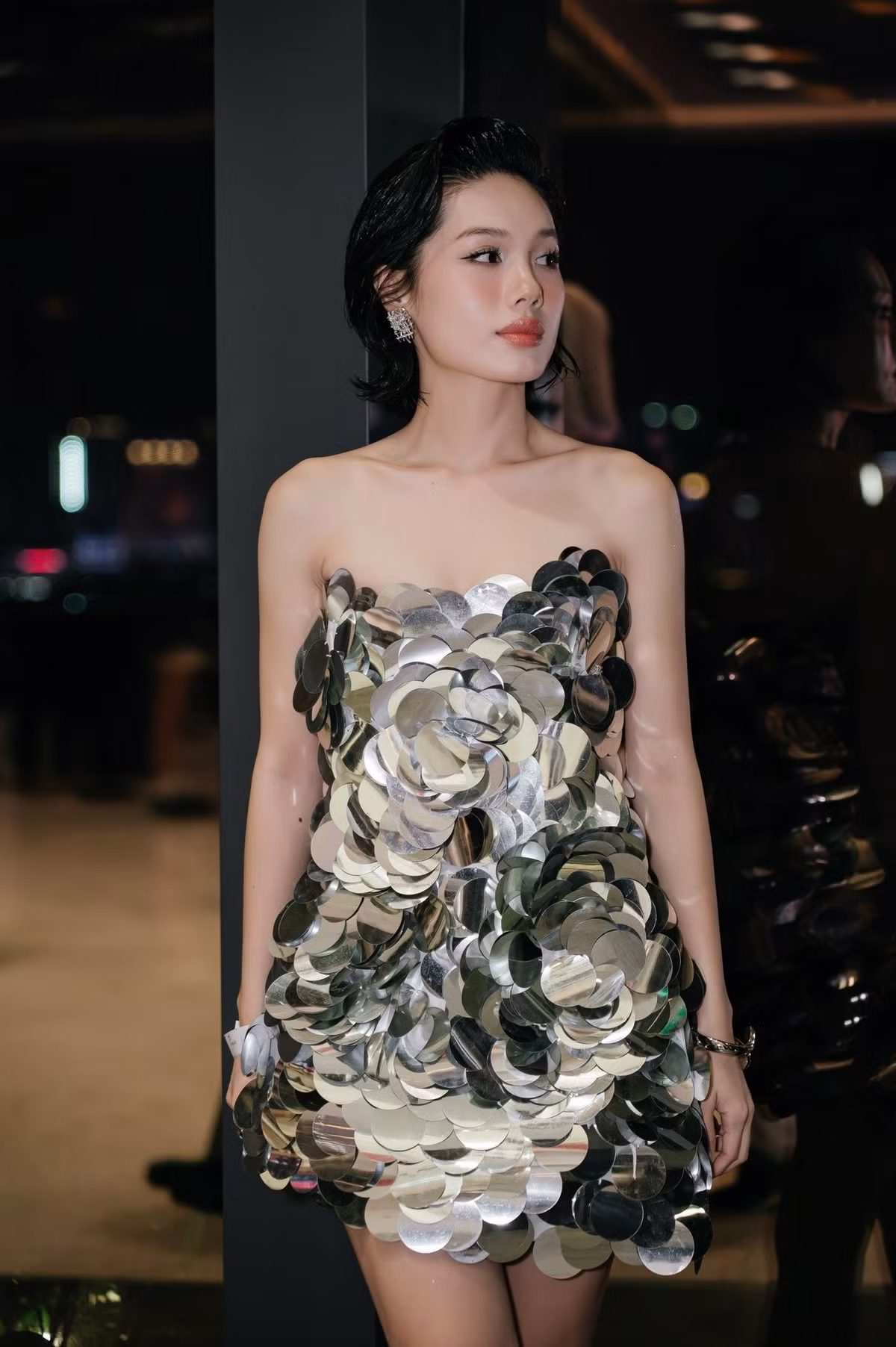 "Gần đây mọi người hay bàn tán tôi đi làm mũi, cắt nhân trung. Thực chất đây là mũi thật của tôi, mũi chẻ và không cắt nhân trung. Tôi thấy cũng nhiều người có mũi chẻ, nhưng do hiếm nên mọi người thấy lạ. Gia đình có tôi và mẹ đều sở hữu mũi chẻ", Znews dẫn lời Trâm Anh. Ảnh: FB Trâm Anh.