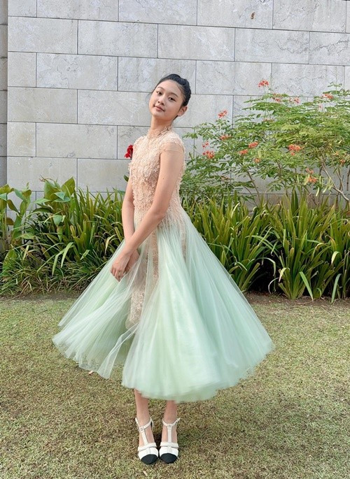 Bên cạnh thành tích âm nhạc, Tiểu Panda còn khiến nhiều người bất ngờ khi sở hữu chiều cao 1,78m ở tuổi 13. Vóc dáng cao ráo cùng phong thái tự tin giúp cô bé nổi bật mỗi lần xuất hiện cùng gia đình.