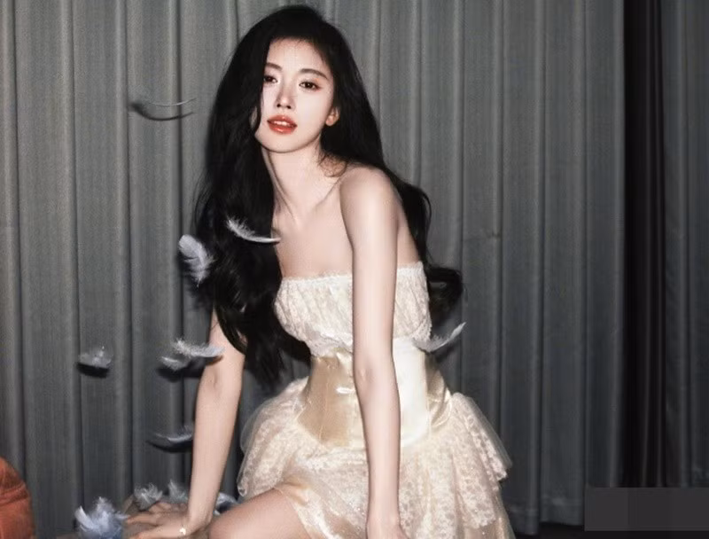 Ngoài ca hát, đóng phim, “mỹ nhân 4000 năm có một” còn làm người mẫu ảnh. Ảnh: Sina.