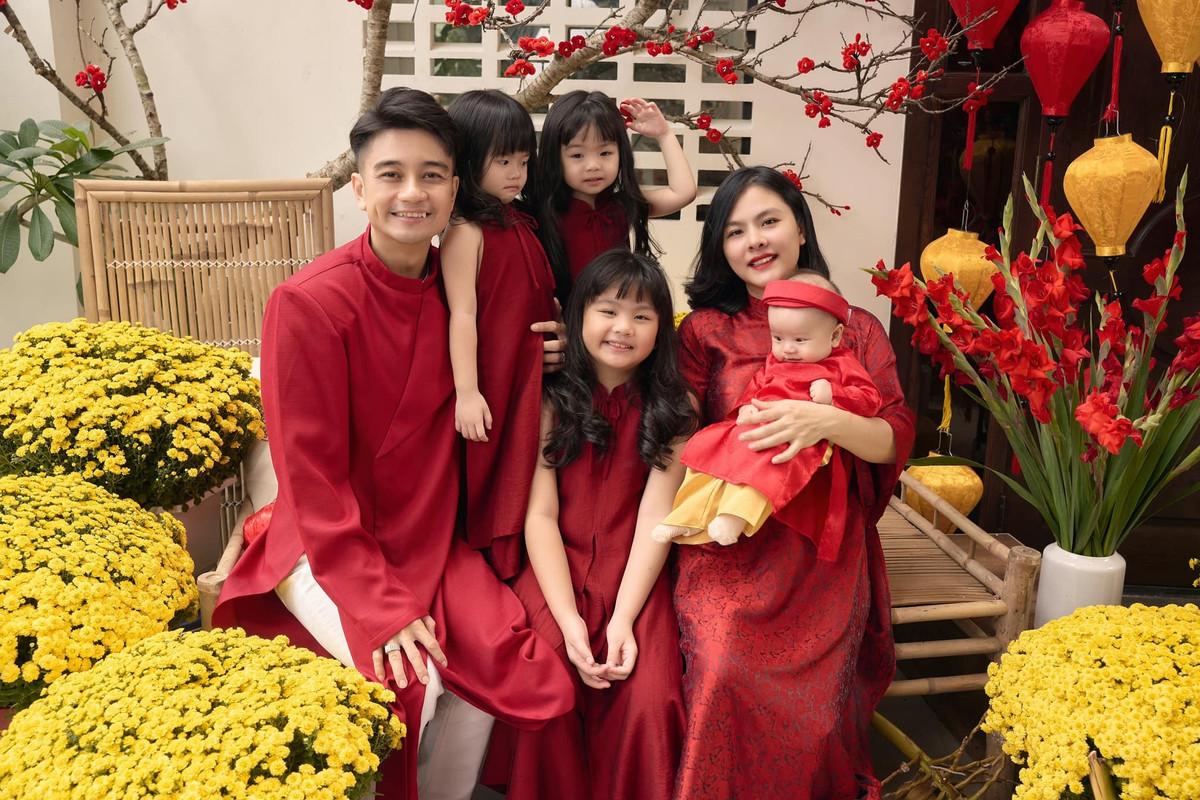 Cuộc sống thường ngày của nữ diễn viên gắn liền với những khoảnh khắc giản dị như chăm sóc con cái, nấu ăn, trang trí nhà cửa và tận hưởng những chuyến nghỉ dưỡng cùng gia đình.