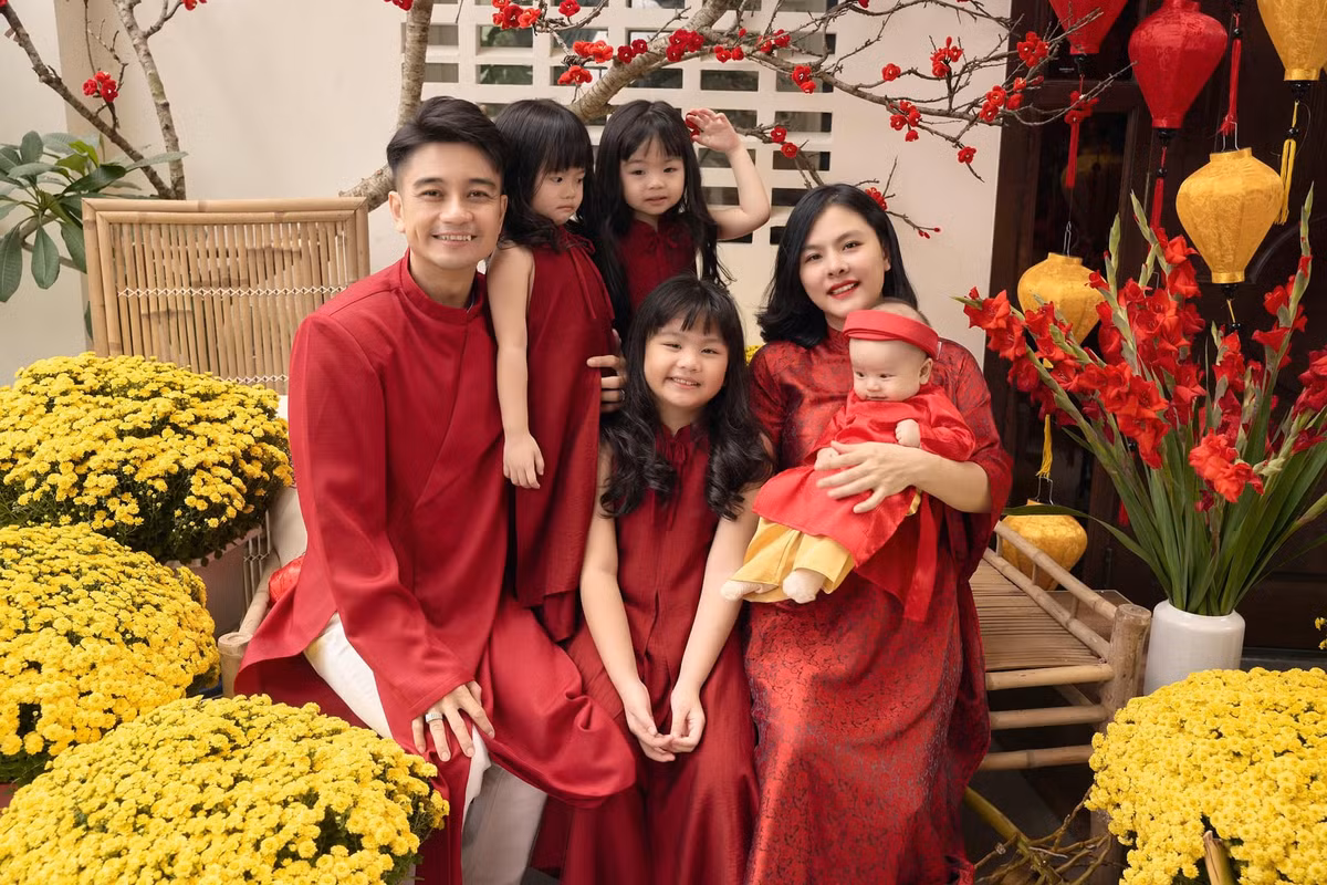 Cuộc sống thường ngày của nữ diễn viên gắn liền với những khoảnh khắc giản dị như chăm sóc con cái, nấu ăn, trang trí nhà cửa và tận hưởng những chuyến nghỉ dưỡng cùng gia đình.