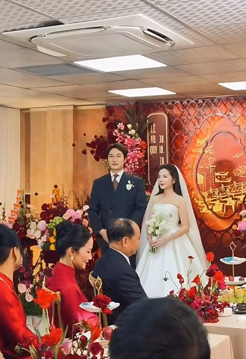 Cặp đôi diễn viên rạng ngời hạnh phúc trong ngày trọng đại. Ảnh: Znews.