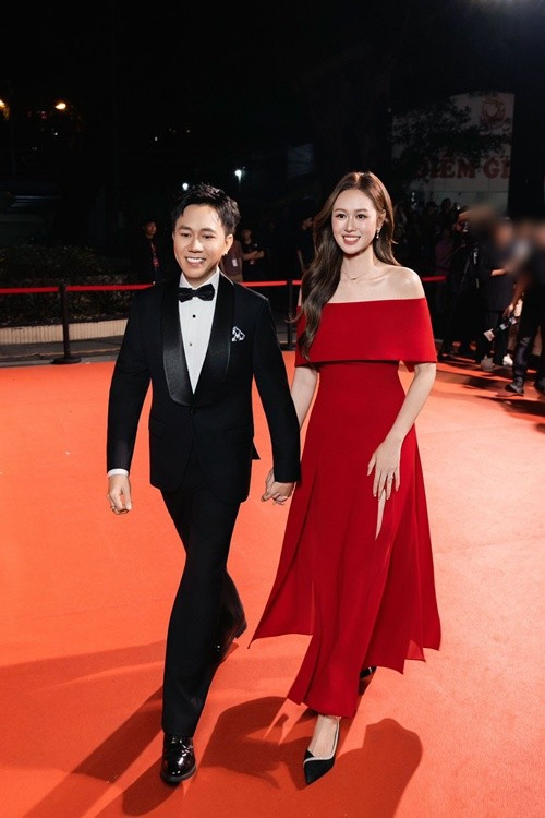 Từ thảm đỏ sang trọng đến khung cảnh biển yên bình, vợ chồng Anh Đức – Anh Phạm chọn cách thể hiện tình cảm vừa đủ.