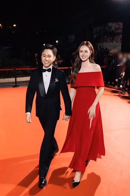 Từ thảm đỏ sang trọng đến khung cảnh biển yên bình, vợ chồng Anh Đức – Anh Phạm chọn cách thể hiện tình cảm vừa đủ.