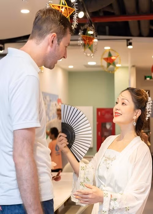 Lan Phương dành cho David Duffy nhiều lời ngọt ngào. "Anh xã của ai đó", nữ diễn viên chú thích cho khoảnh khắc trò chuyện cùng chồng. Ảnh: FB Lan Phương.