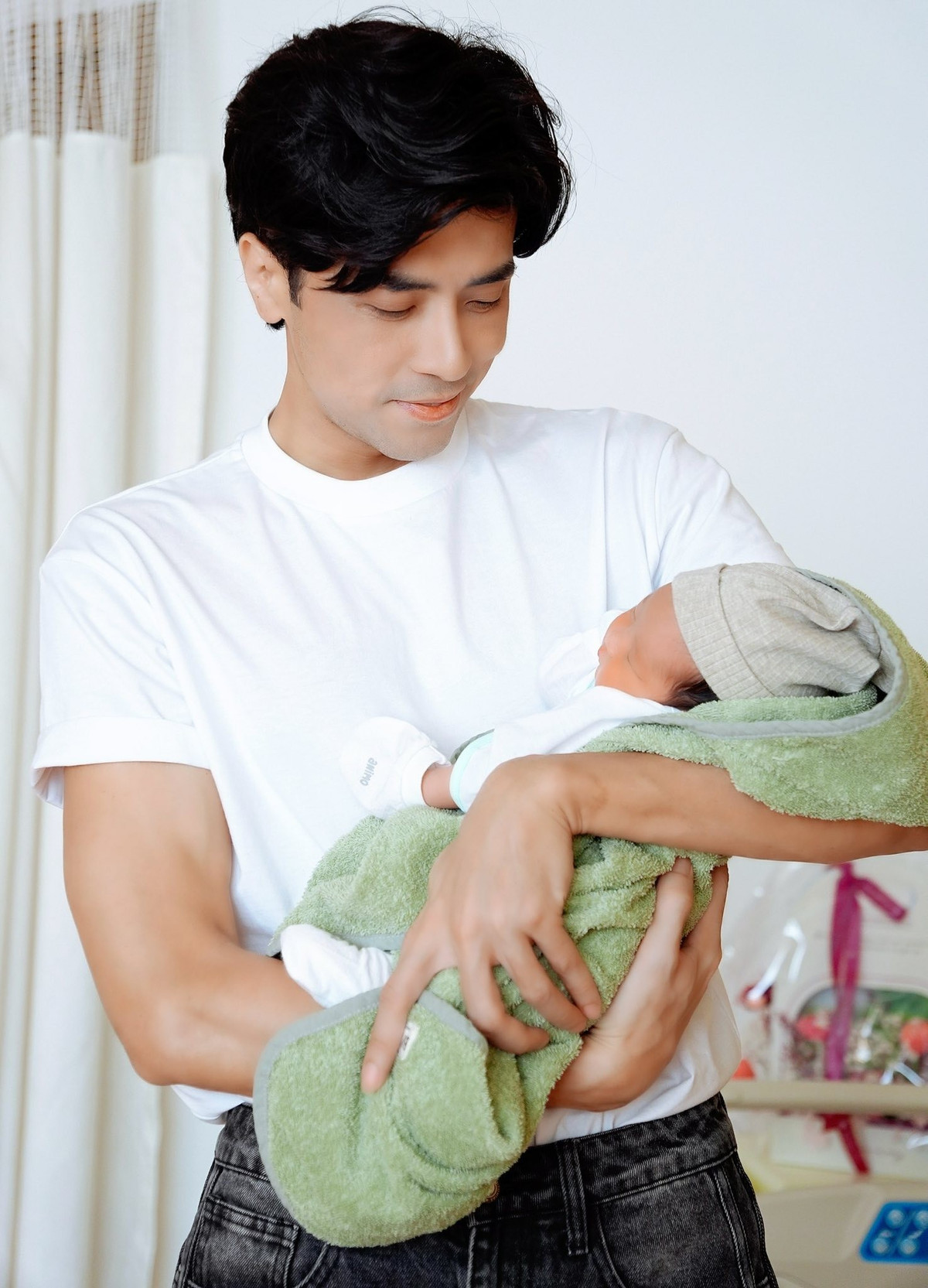 Anh Tâm luôn túc trực bên vợ con. Ảnh: FB Phương Hằng.