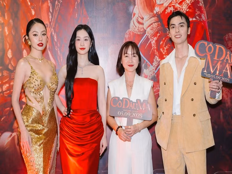 Rima Thanh Vy diện váy cắt xẻ khoe vòng một, Jun Vũ gợi cảm với váy cúp ngực trong một hoạt động quảng bá phim mới. Ảnh: Thể Thao Văn Hóa.