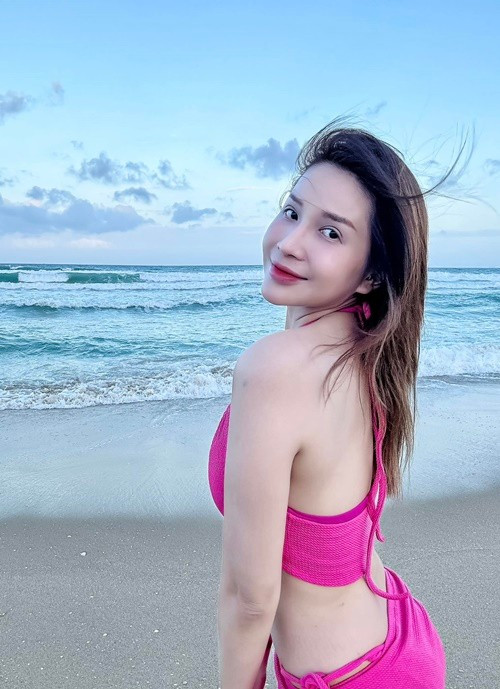 Khả Như sở hữu vóc dáng thon gọn với vòng eo nhỏ và đôi chân dài, tạo tổng thể thanh thoát khi diện các thiết kế ôm dáng hoặc váy ngắn.