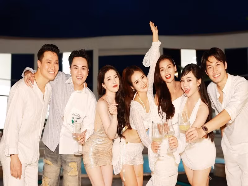 Nhóm bạn thân của Quỳnh Nga ăn mặc đồng điệu mỗi khi đi du lịch, tổ chức tiệc sinh nhật. Ảnh: FB Quỳnh Nga.