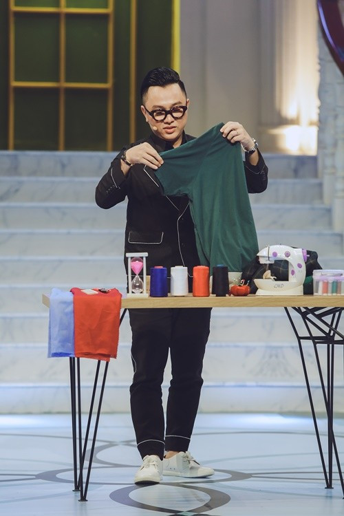 “Khi gặp khó khăn hay chuyện buồn, tôi tự giải quyết mọi vấn đề. Khi cần có 1 bàn tay để nắm hay tựa vào ai đó khi vấp ngã thì tôi chọn tay trái của mình để nắm. Đó không phải là cách ngược đãi chính bản thân mình mà là chuyện bình thường thôi. Nhiều lúc cũng thấy mình cô độc nhưng tôi lại xem công việc là cách giải tỏa hiệu quả. Cuộc đời tôi chỉ có công việc mà thôi”, Dân Việt dẫn lời Công Trí. Ảnh: Đời Sống Pháp Luật.