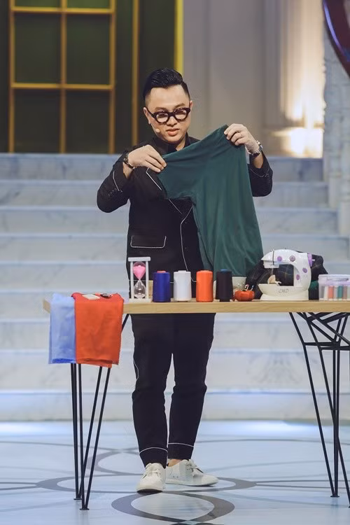 “Khi gặp khó khăn hay chuyện buồn, tôi tự giải quyết mọi vấn đề. Khi cần có 1 bàn tay để nắm hay tựa vào ai đó khi vấp ngã thì tôi chọn tay trái của mình để nắm. Đó không phải là cách ngược đãi chính bản thân mình mà là chuyện bình thường thôi. Nhiều lúc cũng thấy mình cô độc nhưng tôi lại xem công việc là cách giải tỏa hiệu quả. Cuộc đời tôi chỉ có công việc mà thôi”, Dân Việt dẫn lời Công Trí. Ảnh: Đời Sống Pháp Luật.