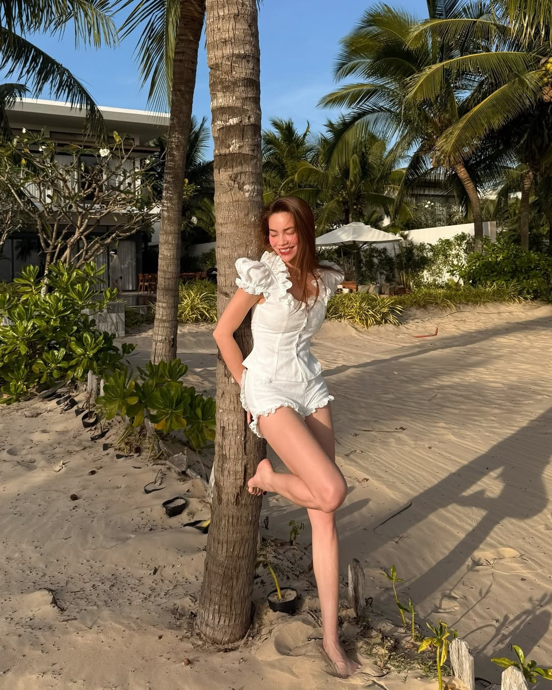 Trong chuyến đi biển, Hồ Ngọc Hà còn diện set trang phục ngắn khoe đôi chân dài tựa như 'kiếm nhật'.